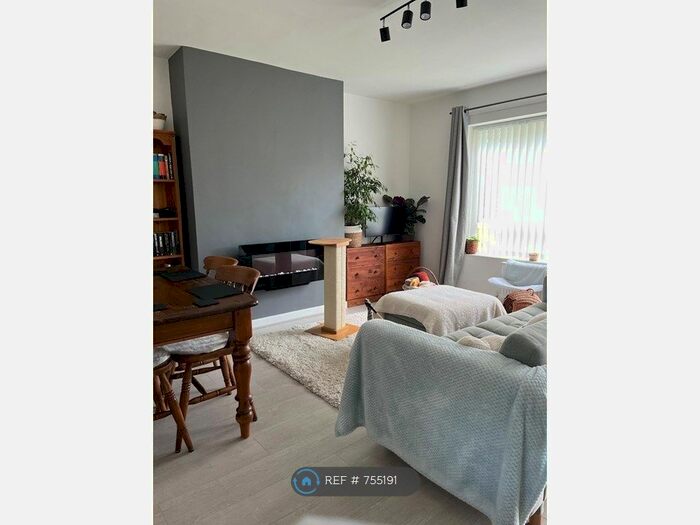 2 Bedroom Flat To Rent In Culverden Down, Tunbridge Wells, TN4