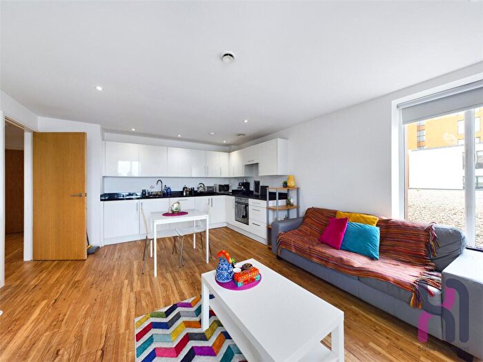 2 Bedroom Flat For Sale In The Exchange, Elmira Way, Salford Quays, Greater Manchester, M5