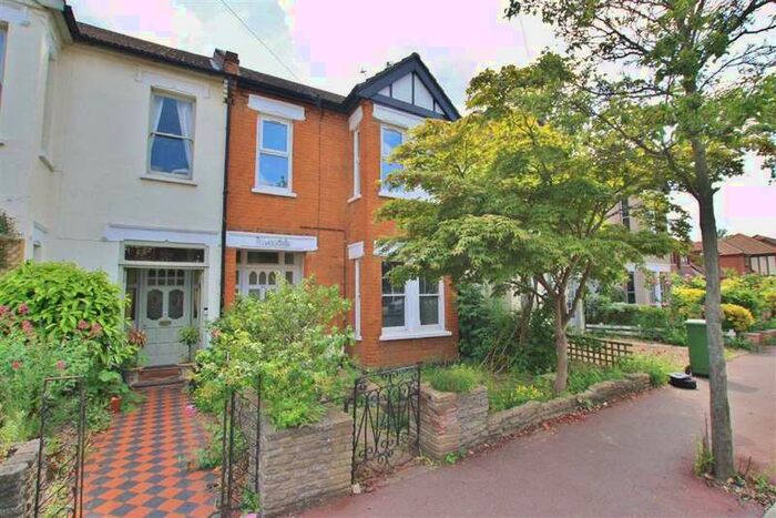 2 Bedroom Flat To Rent In Western Road, Leigh On Sea, Essex, SS9