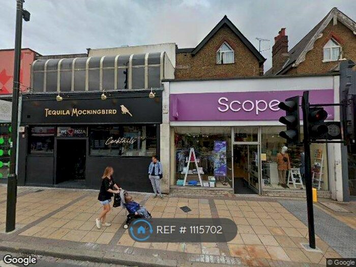 3 Bedroom Flat To Rent In The Broadway, London, SW19