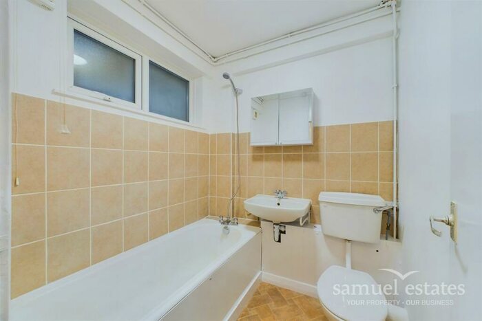 Flat To Rent In Harrington Court, Altyre Road, Croydon, CR0