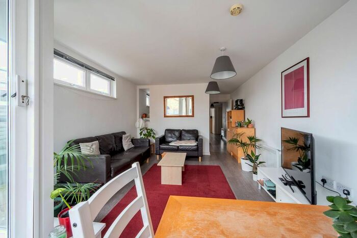 2 Bedroom Flat To Rent In Point Pleasant, Putney, London, SW18