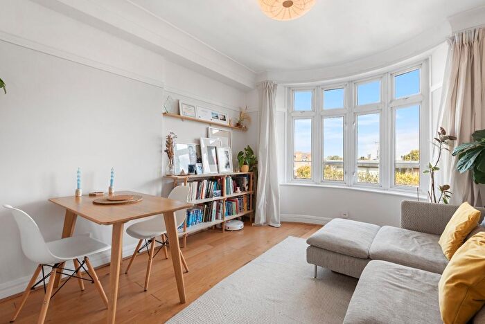 2 Bedroom Flat To Rent In Parkview Court, Fulham, SW6