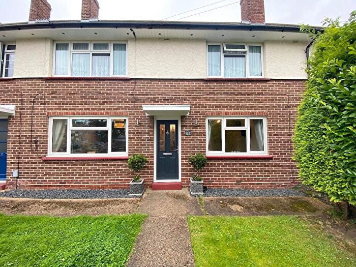 2 Bedroom Ground Maisonette For Sale In Cross Road, Romford, London, RM7