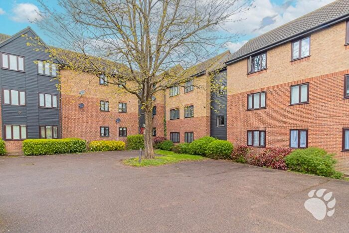2 Bedroom Flat For Sale In Copperfields, Laindon, SS15
