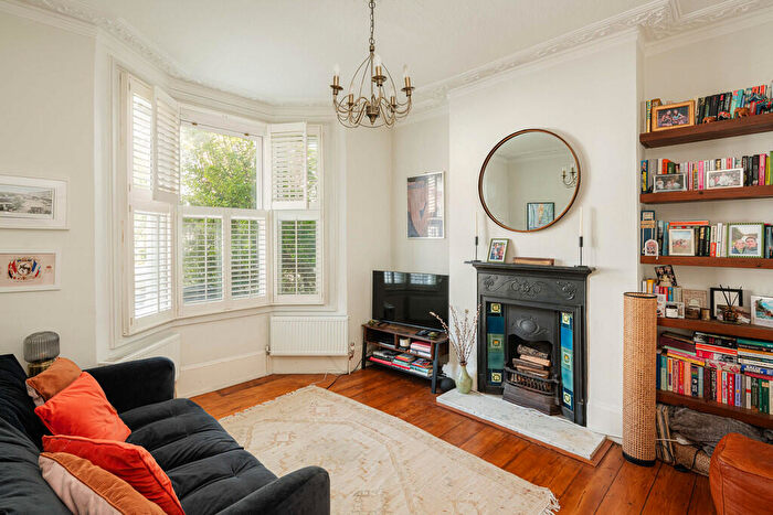 1 Bedroom Apartment For Sale In Kemerton Road, London, SE5