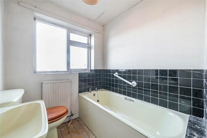 2 Bedroom End Of Terrace House For Sale In Lower Street, Haslemere, Surrey, GU27