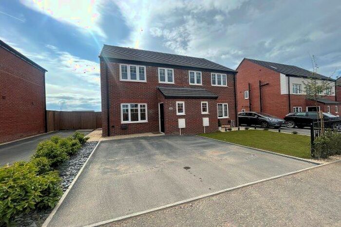 3 Bedroom Semi-Detached House To Rent In Tulip Avenue, Chesterfield, S42