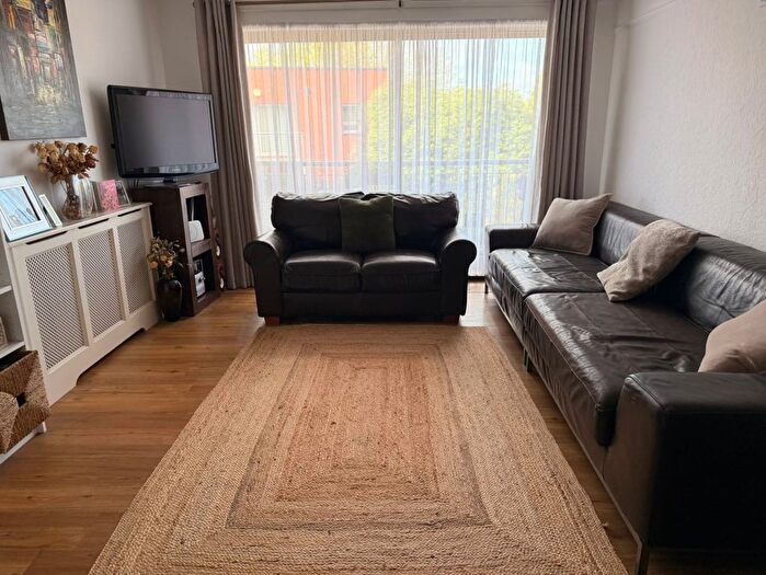 2 Bedroom Flat For Sale In Lea Court, London, N15