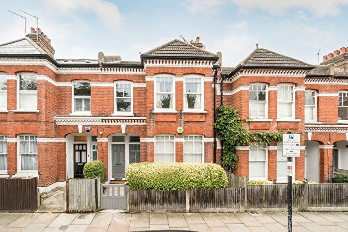 2 Bedroom Flat To Rent In Wix's Lane, London, SW4