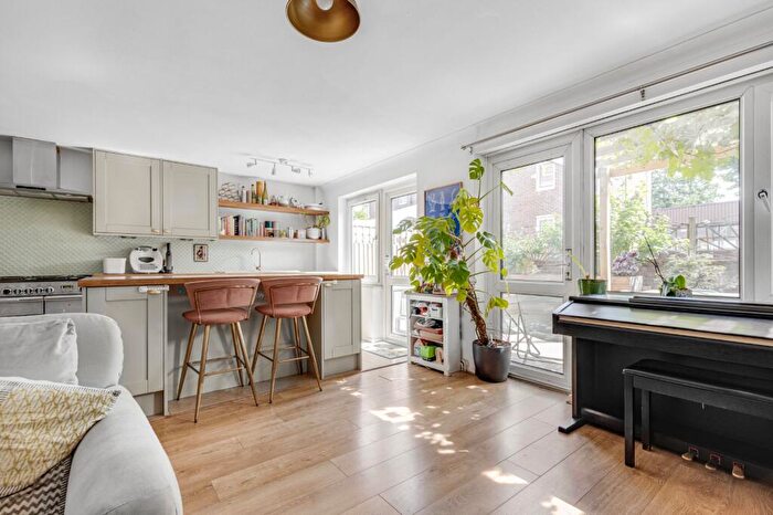 2 Bedroom Flat For Sale In Cowdenbeath Path, Islington, London, N1 - Photo 8