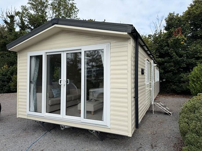 3 Bedroom Mobile/park Home For Sale In Devonshire Drive, Tenby, SA70