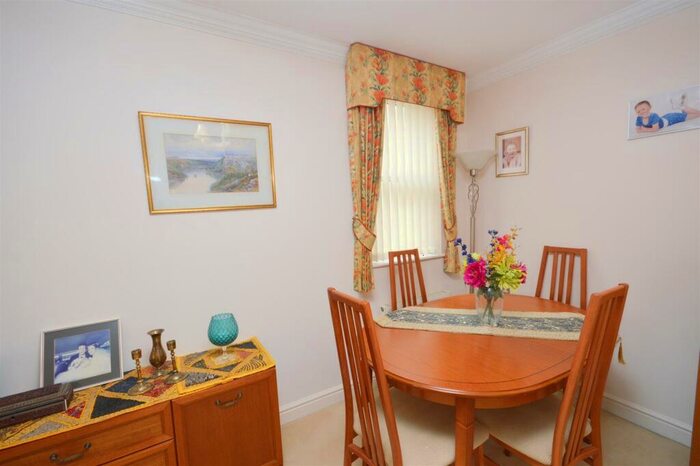 2 Bedroom Flat For Sale In Wilmington Square, Eastbourne, BN21
