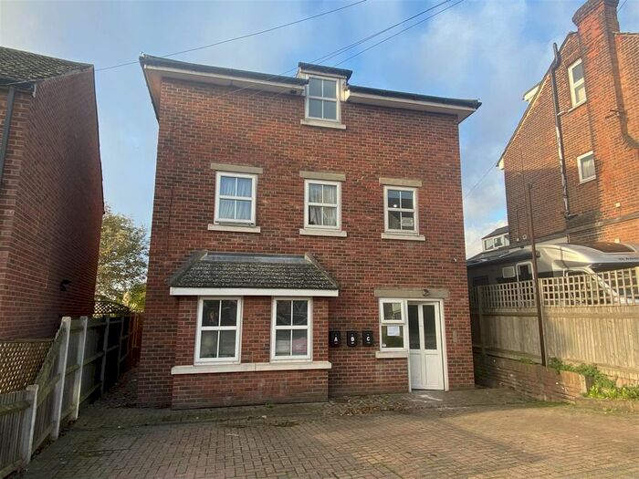 2 Bedroom Flat To Rent In Goddington Road, Strood, Rochester, ME2