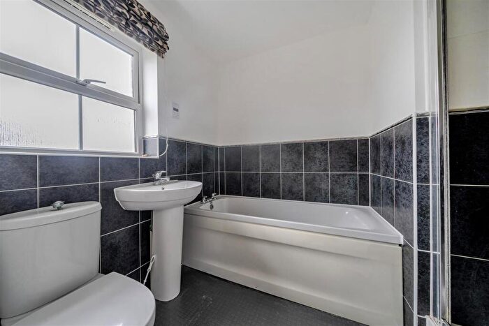 5 Bedroom Detached House For Sale In Gala Close, Bedford, MK41