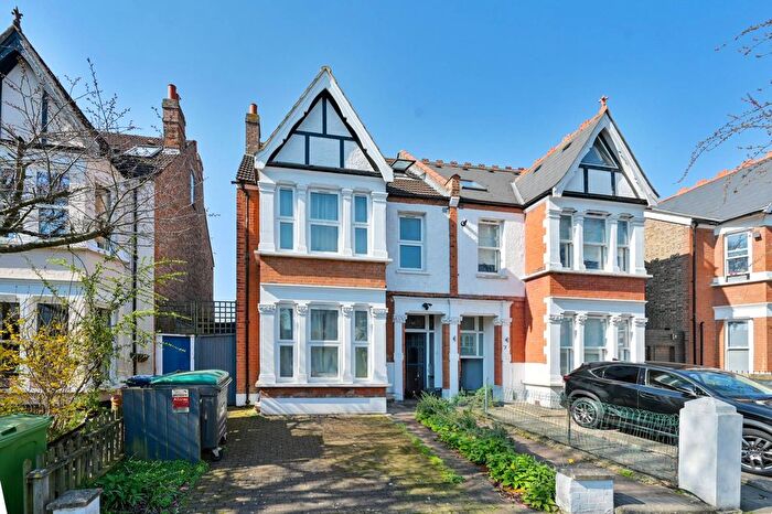 Studio To Rent In Chatsworth Gardens, Acton, London, W3