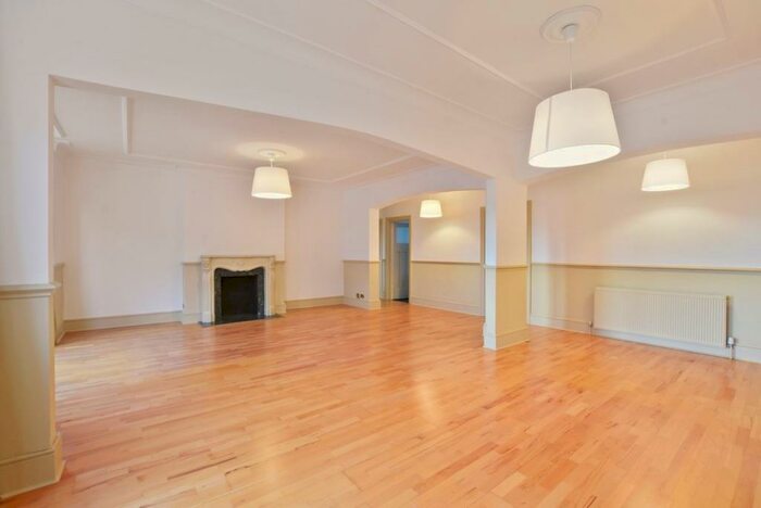 3 Bedroom Apartment To Rent In Sidmouth Road London, NW2