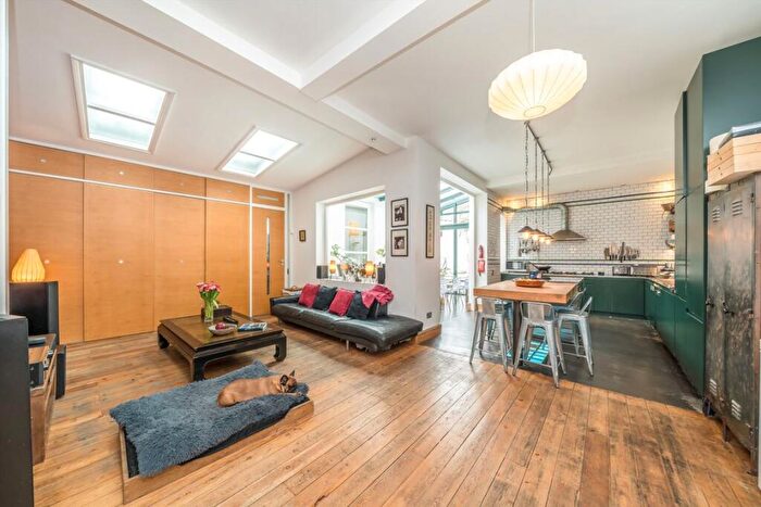 1 Bedroom Flat For Sale In Kennington Lane, Kennington, SE11