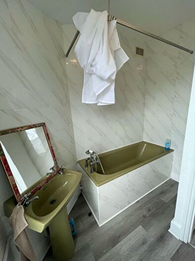 3 Bedroom Flat To Rent In London Road, Tooting, Mitcham, CR4