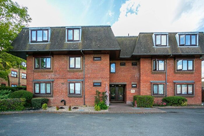 1 Bedroom Flat To Rent In Dean Court, Watford, WD25