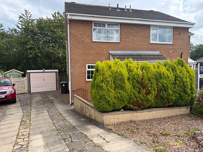 2 Bedroom Property To Rent In Woodlands Close, Huddersfield, HD2