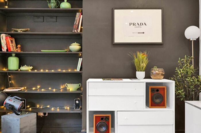 2 Bedroom Maisonette To Rent In Lordship Lane, East Dulwich, London, SE22