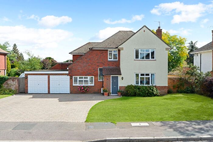 4 Bedroom Detached House For Sale In The Lawns, Godalming, GU8