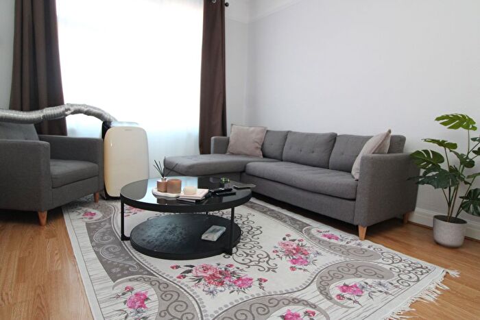 3 Bedroom Flat To Rent In Ealing, London, W5