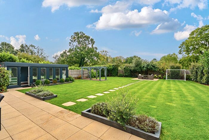 4 Bedroom Detached House For Sale In River Walk, Fetcham, KT22