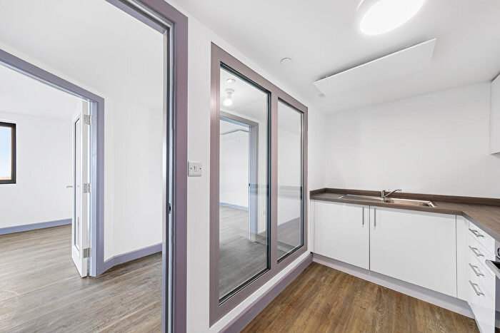 3 Bedroom Apartment To Rent In Willow House, L21