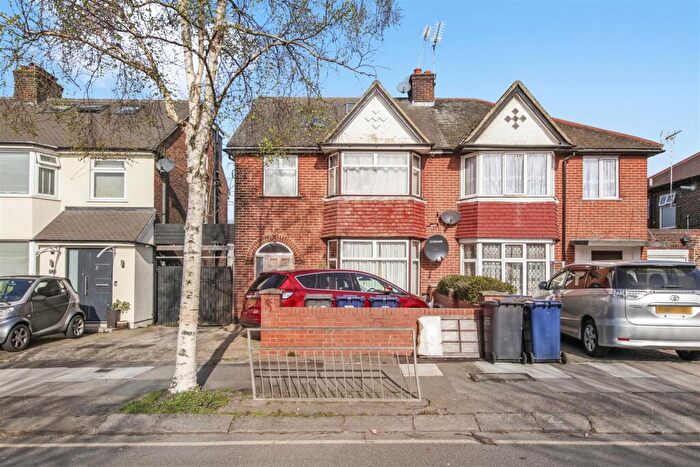 5 Bedroom Semi-Detached House To Rent In The Vale, Cricklewood, London, NW11