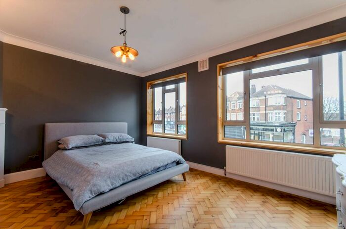 3 Bedroom Flat To Rent In Green Lanes, Winchmore Hill, London, N21