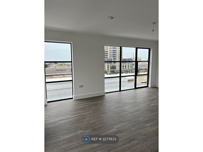 3 Bedroom Flat To Rent In Dubarry House, Hove, BN3