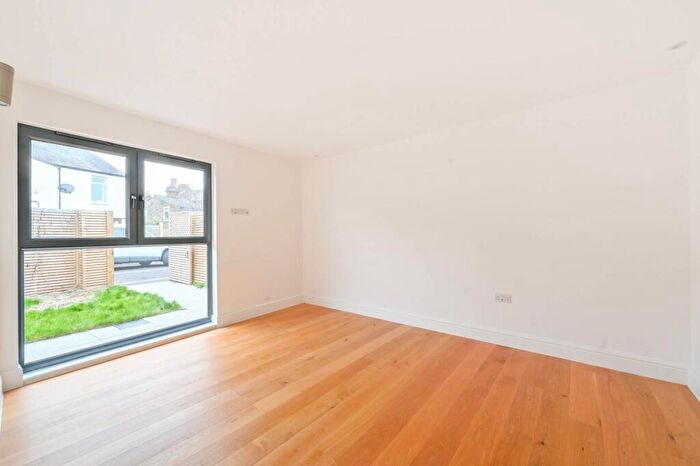 2 Bedroom Bungalow For Sale In Ironbridge Mews, Stratford, London, E15