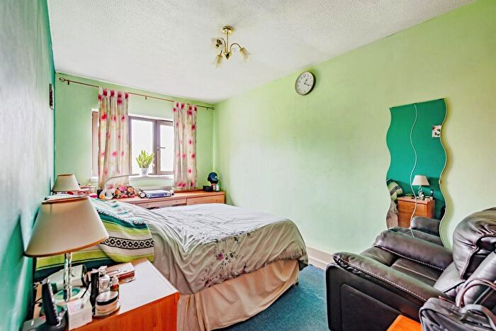 2 Bedroom Apartment For Sale In Clarendon Road, Redhill, RH1