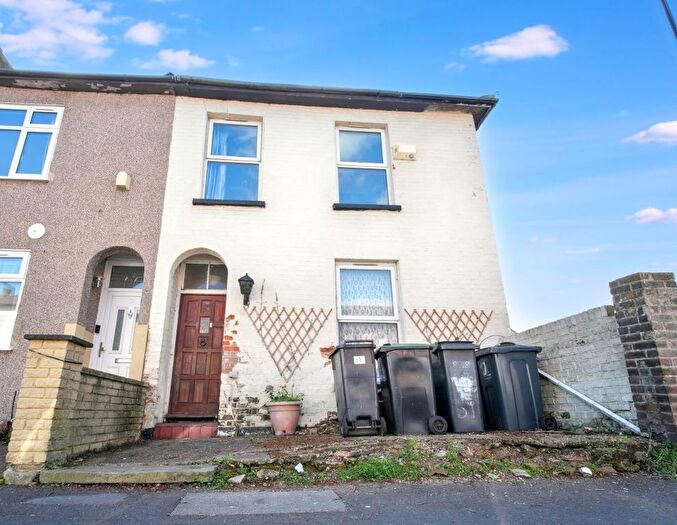 3 Bedroom Semi Detached House For Sale In St. Johns Road, Croydon, CR0