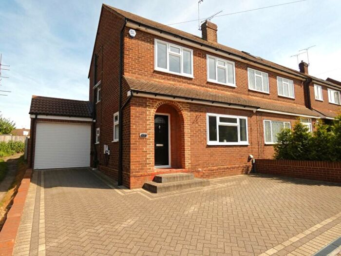 3 Bedroom Semi Detached House For Sale In Osney Way, Gravesend, DA12