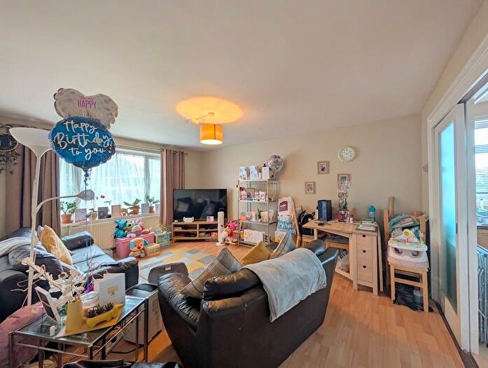 1 Bedroom Flat For Sale In Bethany Waye, Feltham, TW14