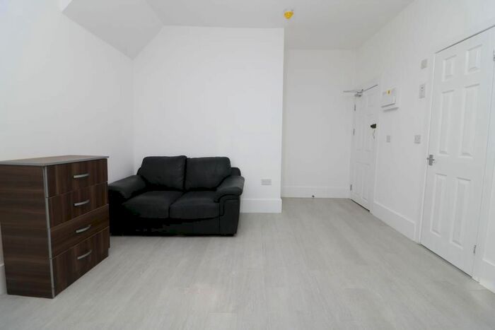 1 Bedroom Flat To Rent In Park Avenue, London CR4