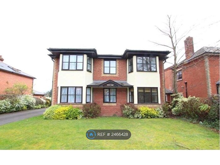 1 Bedroom Flat To Rent In Claremont Avenue, Woking, GU22