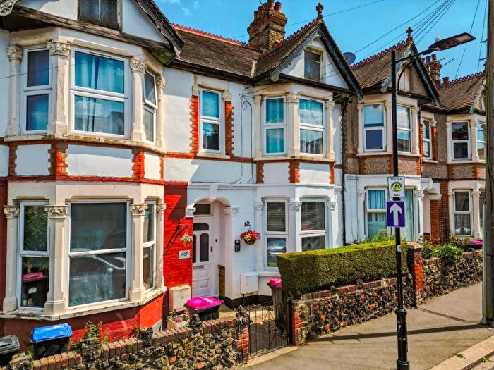 1 Bedroom Flat For Sale In Silverdale Avenue, Westcliff-On-Sea, SS0