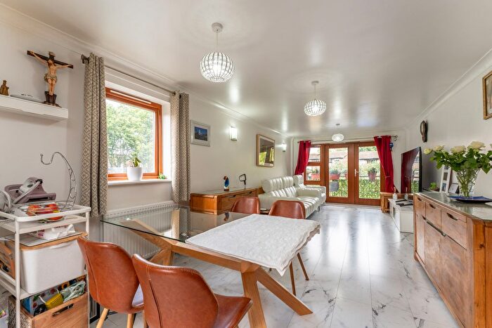 2 Bedroom Flat For Sale In Cazenove Road, London, N16