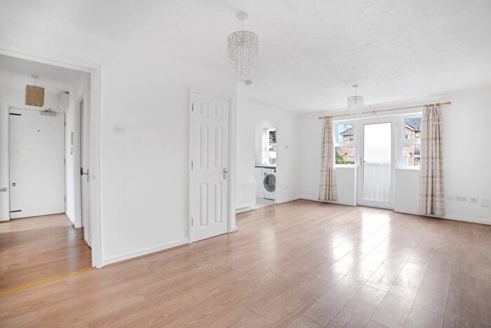 2 Bedroom Flat For Sale In Meadside Close, Beckenham, Kent, BR3