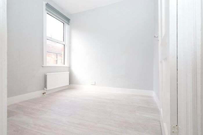 2 Bedroom Flat To Rent In Lenham Road, Thornton Heath, CR7