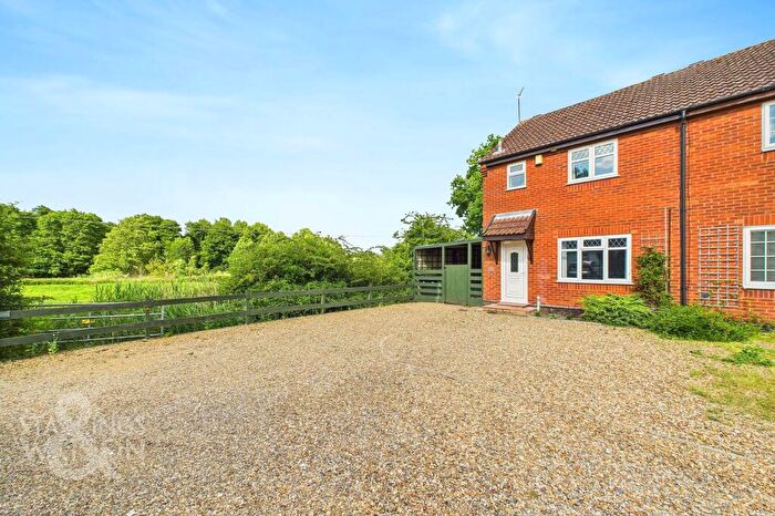 3 Bedroom Semi-Detached House For Sale In Beck Way, Loddon, Norwich, NR14