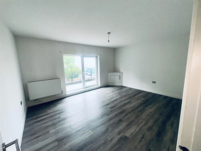 2 Bedroom Apartment To Rent In Flat, - Albert Road, PO5