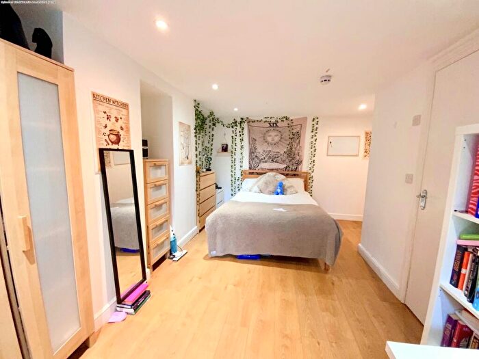 8 Bedroom Terraced House To Rent In Bed, Archery Road, Leeds, LS2