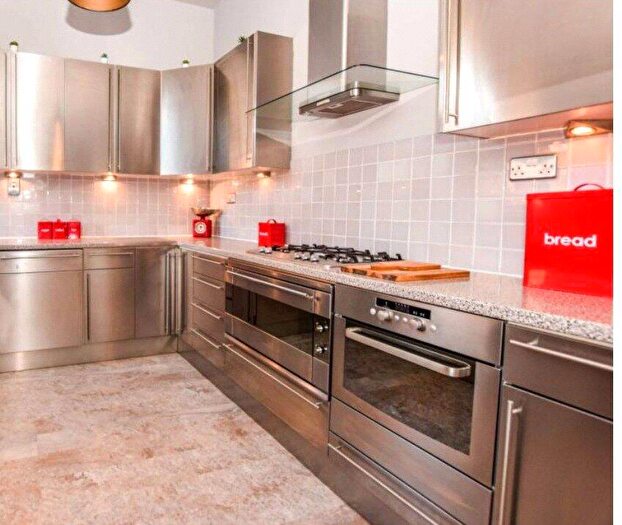 3 Bedroom Apartment To Rent In Beechwood Road, Dalston, E8