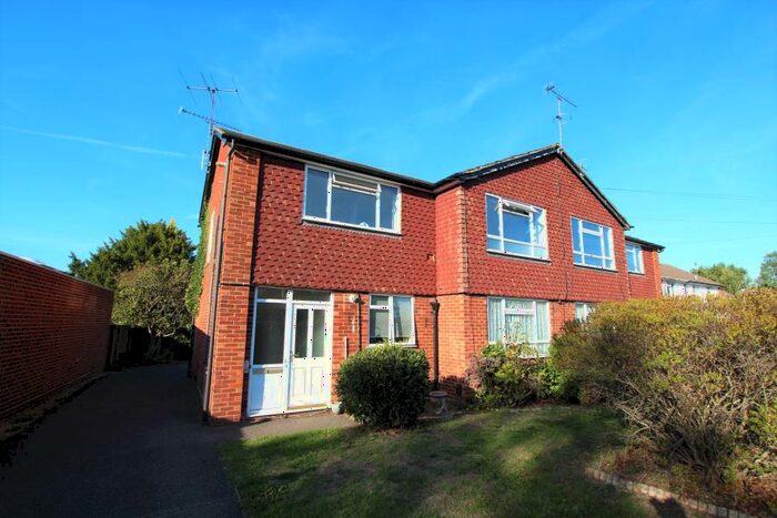 2 Bedroom Flat To Rent In Horsell, GU21