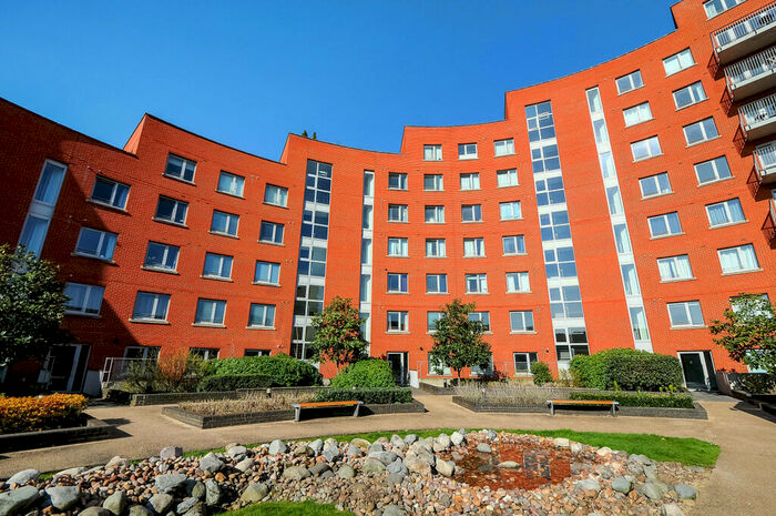 2 Bedroom Flat For Sale In Garand Court, Eden Grove, N7